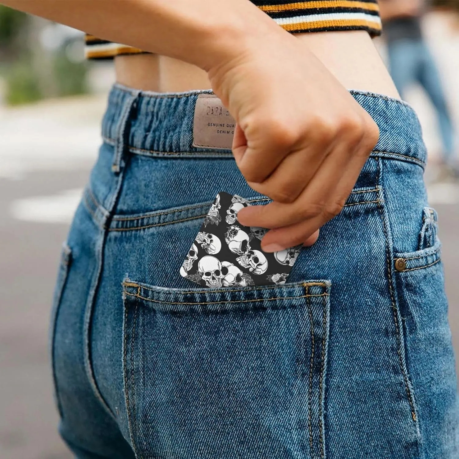 Black Skull Portable Pocket Cosmetic Mirror-Compact and Light, It is A Necessary Thing to Go Out for Beauty and Makeup