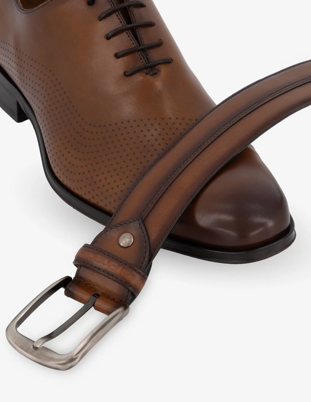 Oxford en piel color cuero con picado para hombre