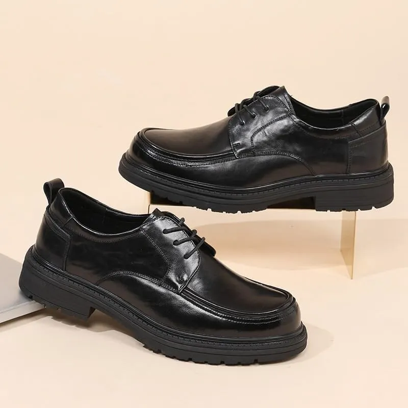 Timeless Men's Wingtip Oxford Shoes with Brogue Detailing and Leather Sole for Formal Events