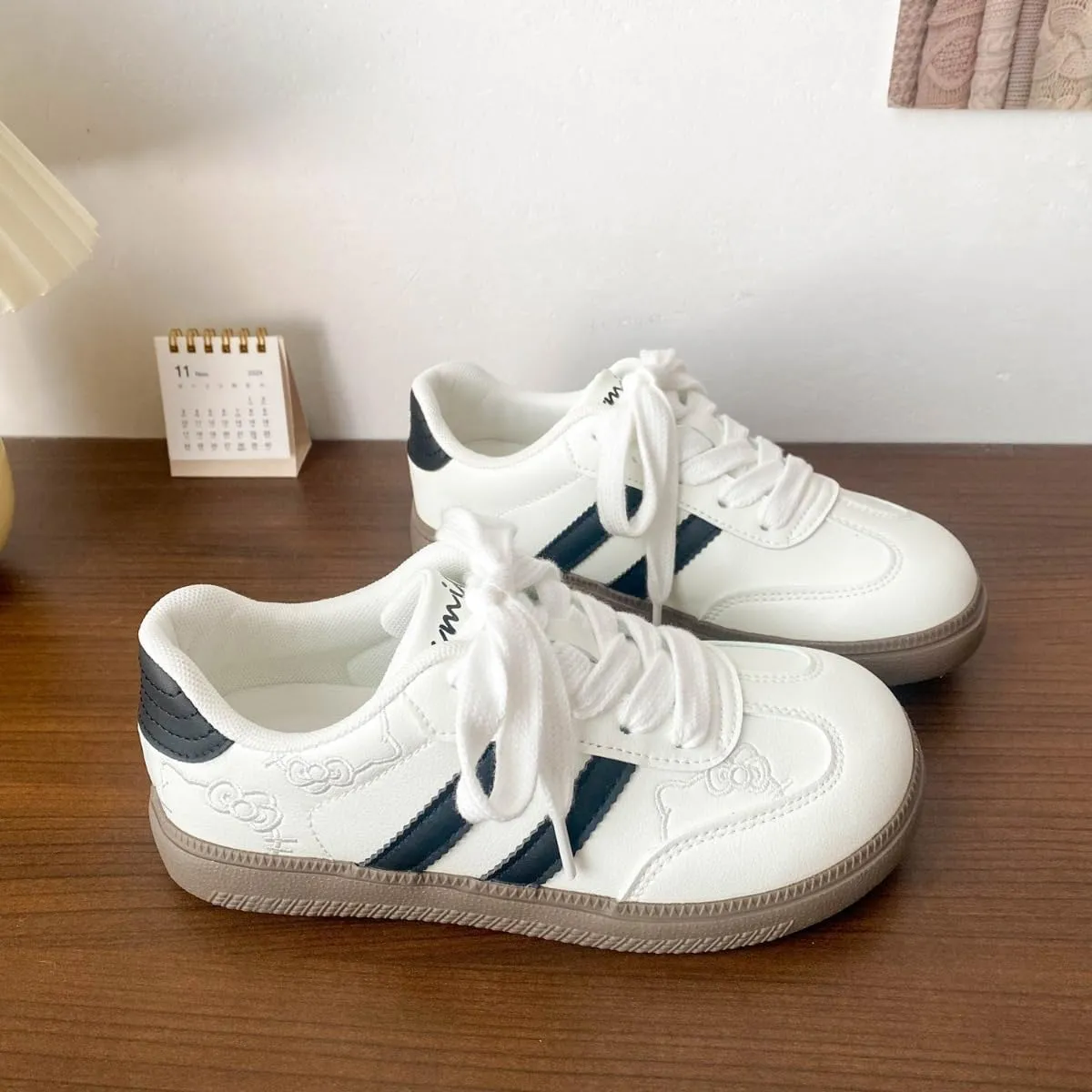 Women’s Kitty Retro German Trainer Sneakers – Fashion Casual Cat Detail Lace-Up Shoes, Anti-Slip Low-Top White Campus Style for Students